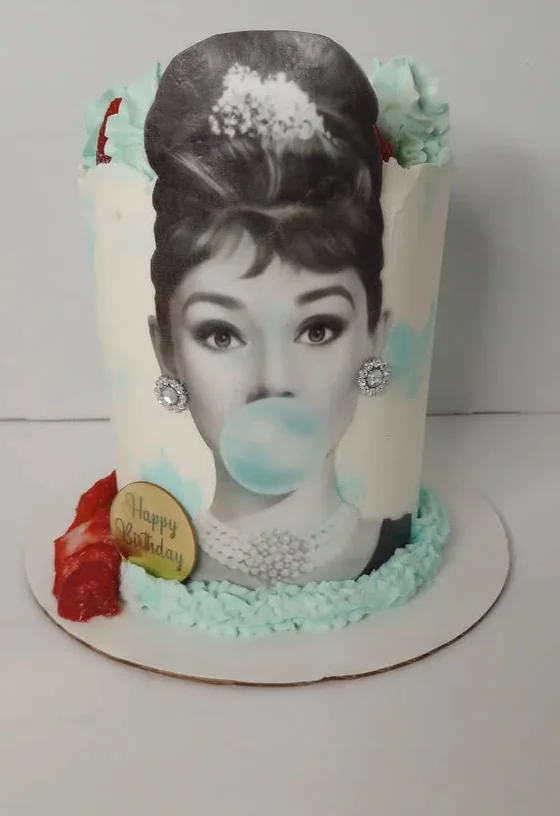 Sculpted cake with a classic portrait design